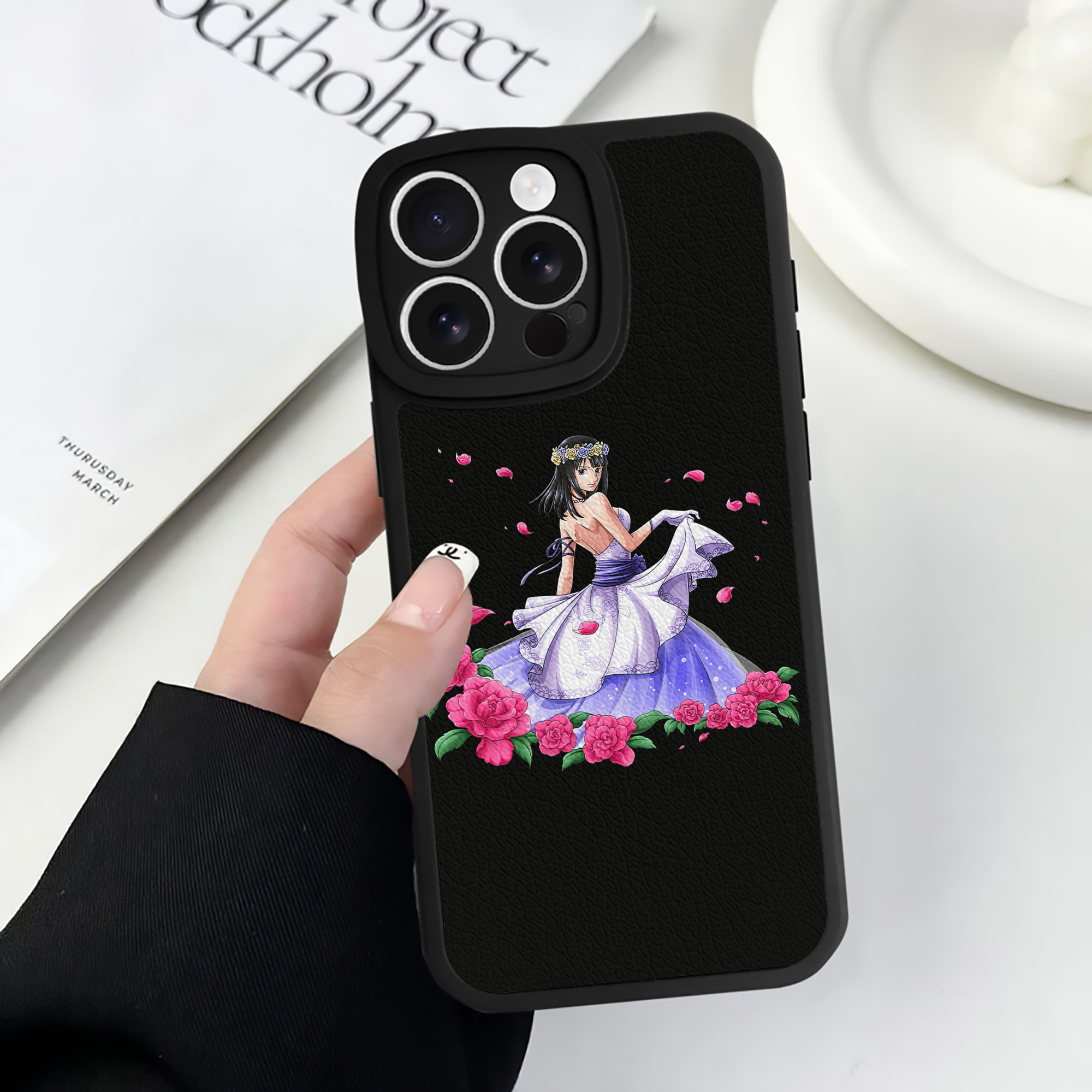 （画像用） ワンピース ニコ・ロビン ONE PIECE Nico Robin 【iPhone 16シリーズ対応】シリコンスマホケース（レザー調） 材質：シリコン